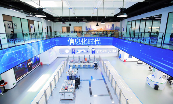 中德萊茵產(chǎn)業(yè)創(chuàng)新中心數(shù)字實訓(xùn)基地內(nèi)景。學(xué)校供圖