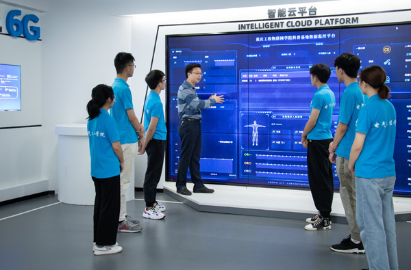 教師使用云平臺開展現(xiàn)場教學(xué)。學(xué)校供圖