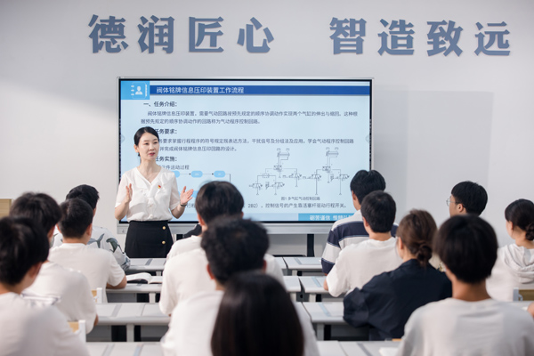 學(xué)生在智慧教室學(xué)習(xí)專業(yè)理論知識。學(xué)校供圖