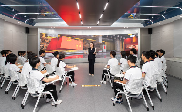 學(xué)生在數(shù)字思政場館學(xué)習(xí)思政課。學(xué)校供圖