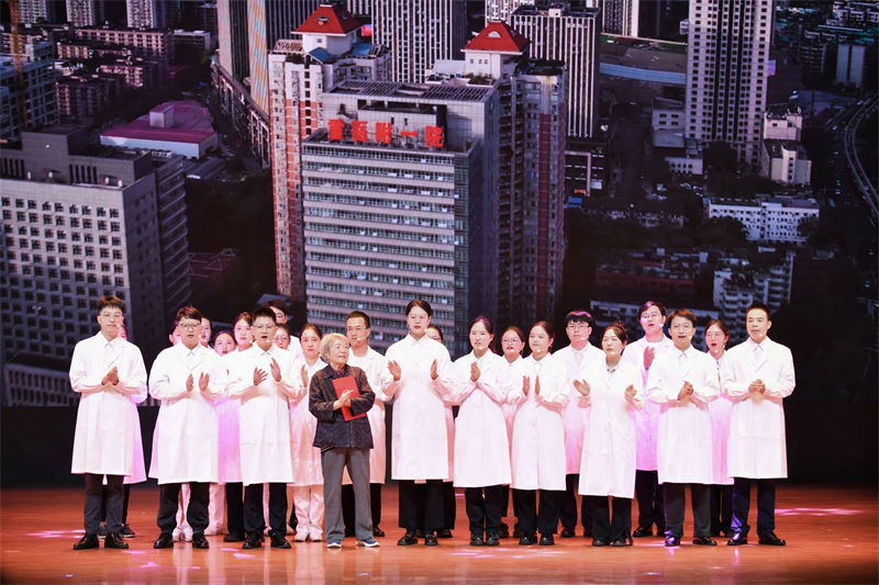 退休員工和新入職員工分別表演了合唱、詩(shī)朗誦等文藝節(jié)目。