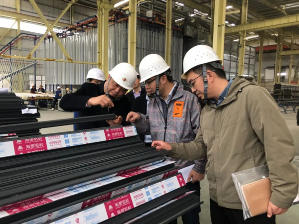 中國銀行重慶市分行調(diào)研中小微企業(yè)。中國銀行重慶市分行供圖