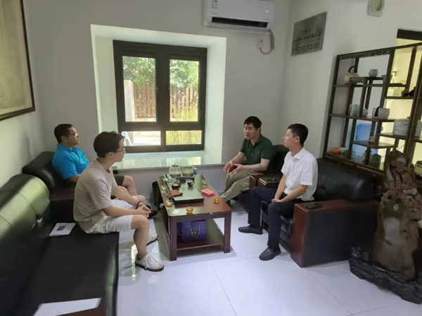 興業(yè)銀行重慶分行客戶經(jīng)理向企業(yè)介紹無還本續(xù)貸政策。興業(yè)銀行重慶分行供圖