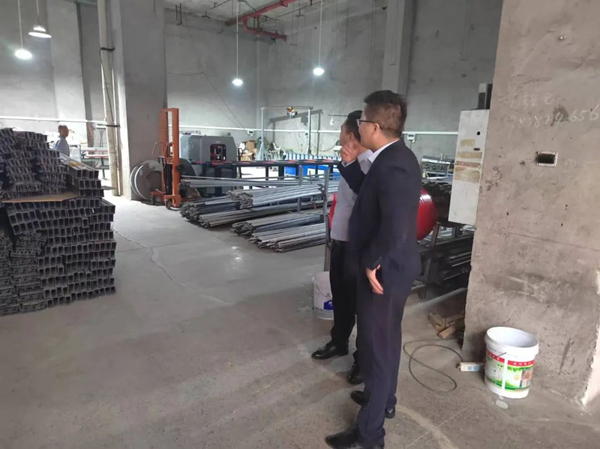 廣發(fā)銀行重慶分行工作人員與“抵押易”小微客戶在查看企業(yè)庫存貨物。廣發(fā)銀行重慶分行供圖