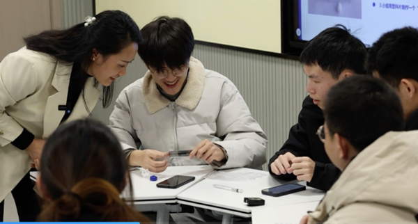 課堂教學(xué)中，胡南為學(xué)生答疑解惑。重慶理工大學(xué)供圖