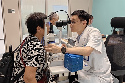 劉真為患者檢查眼部情況。重慶普瑞眼科醫(yī)院供圖