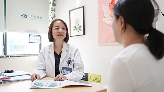 汪紅為患者檢查眼部情況。重慶華廈眼科醫(yī)院供圖