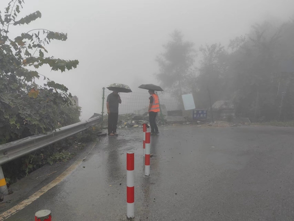 《日常檢查》。9月30日，巫山縣銅鼓鎮(zhèn)分管領導劉勇（左一）和駐守地質(zhì)工程師王忠凌到青松村大拐滑坡開展日常巡查。夏鑫偉攝