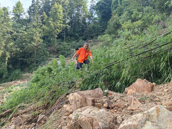 《地災搶險》。7月11日夜間至12日凌晨，彭水縣普子鎮(zhèn)遭遇短時強降雨，引發(fā)多處山洪災害。205地質(zhì)隊黨委書記張?zhí)熨F第一時間趕赴彭水縣普子鎮(zhèn)新坪村3組災害點開展應急處置調(diào)查。李建攝