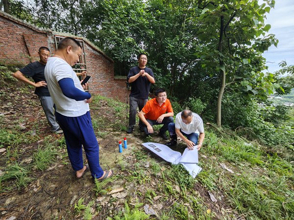 《尋脈問診》。6月21日 ,川東南勘察公司駐守地質(zhì)工程師竹越（右二）、譚韜（右三）對合川區(qū)釣魚城街道石泉后山危巖隱患開展工程治理前期準備工作。袁少游攝