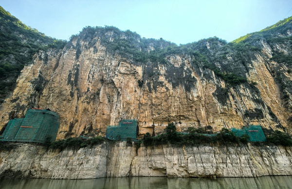 《巫山縣大寧河龍門寨危巖治理工程》。7月5日，巫山縣地質(zhì)災害防治中心啟動巫山縣大寧河龍門寨危巖治理工程，主要建設內(nèi)容包括清除危巖1.66萬立方米，對4處危巖采取錨索（桿）加固（用量1458根），對溶洞采取注漿填充封閉，設置覆蓋式引導防護系統(tǒng)2萬平方米，并進行生態(tài)修復。吳月旭攝