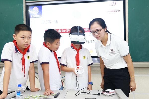 《別開生面的開學第一課》。9月18日，重慶市規(guī)劃和自然資源局地災防治科普宣傳隊、川東南地質(zhì)大隊科普員走進渝北區(qū)大盛學校，為該校五年級、六年級的同學們帶來了一堂別開生面的地質(zhì)災害防治科普“開學第一課”。圖為科普員艾大利（右）指導同學們利用VR設備體驗地災發(fā)生場景。曾英豪攝