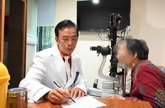 現(xiàn)場群眾做眼健康檢查。重慶愛爾眼科醫(yī)院總院供圖