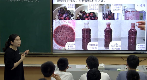 劉杰開展實驗教學。受訪者供圖