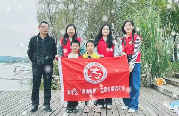 劉杰擔任梁平區(qū)濕地保護志愿者。受訪者供圖