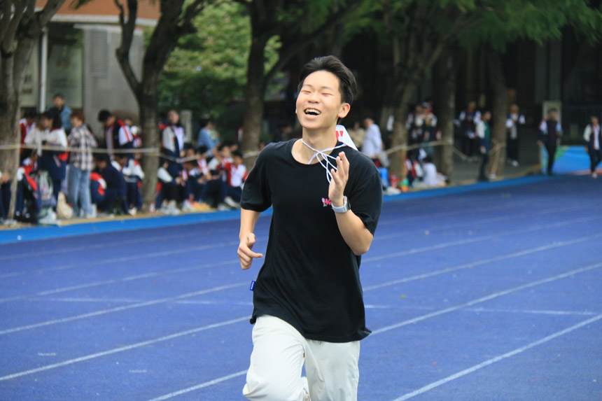 奮力拼搏。學(xué)校供圖