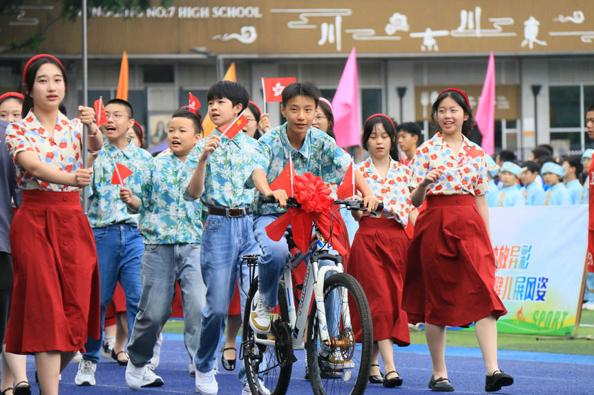 重溫九零年代的時(shí)尚。學(xué)校供圖