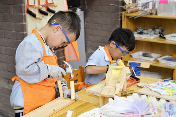 孩子們在“流動博物館”做木工。大渡口幼兒園供圖