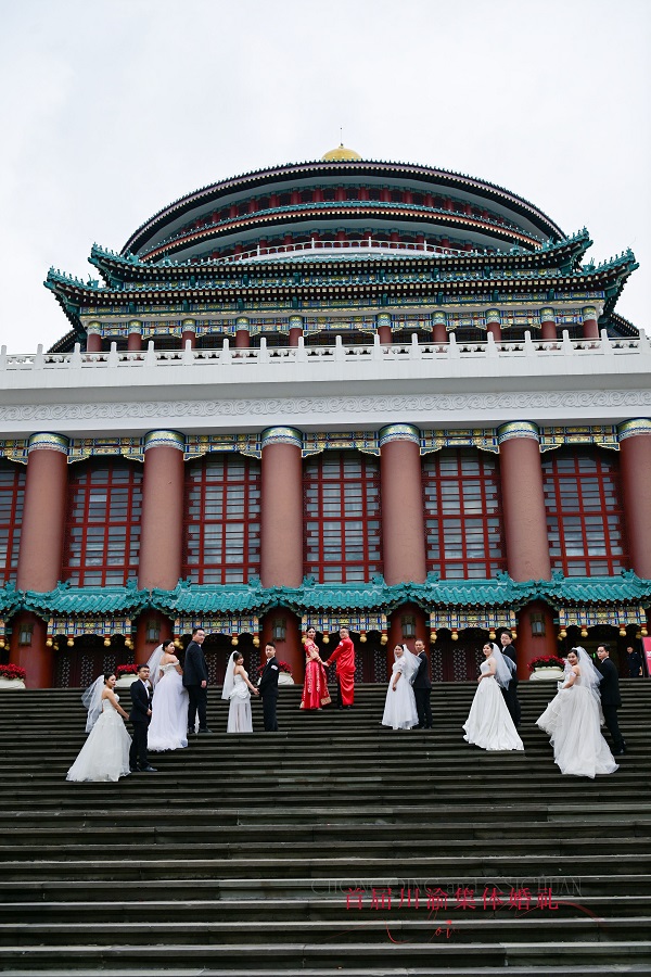 新人們在大禮堂外留影。主辦方供圖