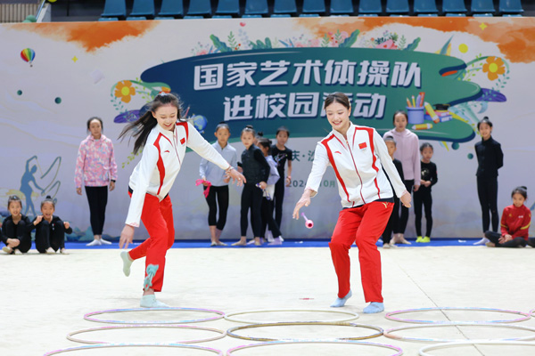 丁欣怡（左）、王瀾靜（右）與小隊員們做游戲。向詩佳攝