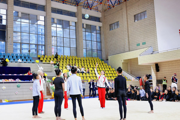 國家隊與小隊員們做游戲。向詩佳攝