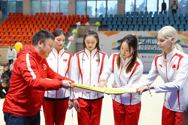 重慶一中向國家隊贈書法作品。向詩佳攝