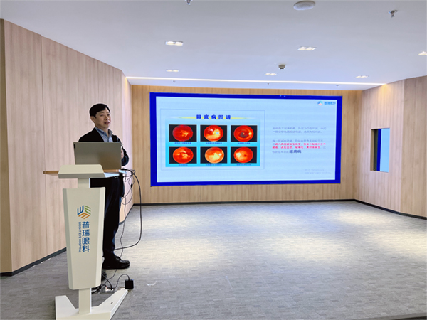 侯乒開(kāi)展科普講座。重慶普瑞眼科醫(yī)院供圖