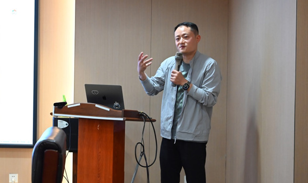 李嘉文進(jìn)行主題分享。重慶愛(ài)爾眼科醫(yī)院總院供圖
