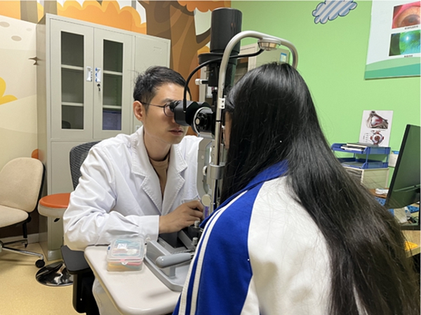 醫(yī)生正在進(jìn)行眼部檢查。重慶愛爾兒童眼科醫(yī)院供圖