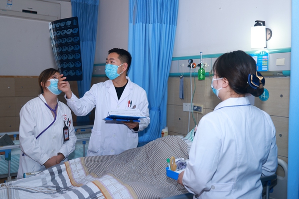 重慶市第十三人民醫(yī)院醫(yī)生在重慶市第一社會(huì)福利院重陽節(jié)義診活動(dòng)中進(jìn)行查房。曾英豪攝