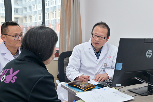 患者在名中醫(yī)診室就診。重慶市第十三人民醫(yī)院供圖