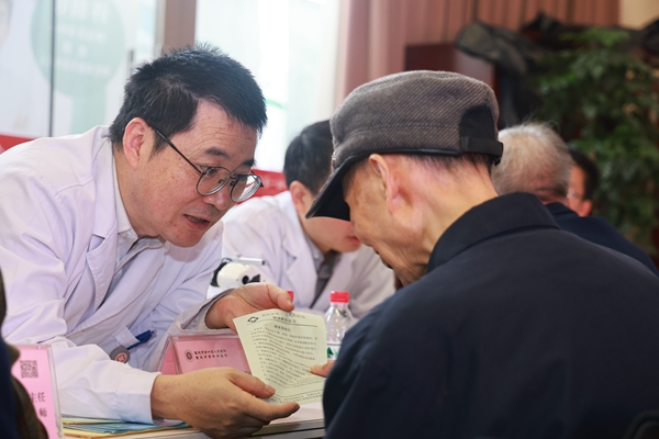 老年人在義診活動(dòng)現(xiàn)場問診。曾英豪攝
