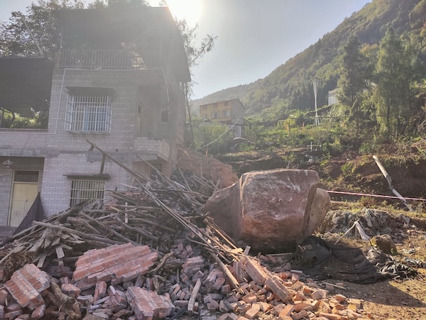 危巖崩塌造成房屋損壞。云陽縣規(guī)劃和自然資源局供圖