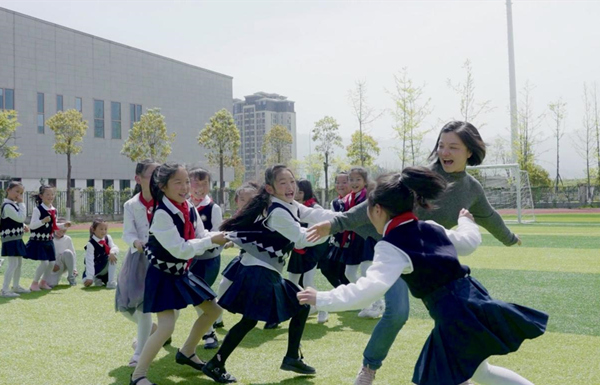 楊君玲和學(xué)生一起做游戲。受訪者供圖