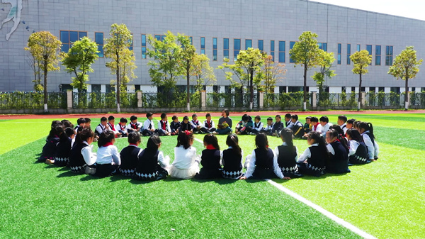 楊君玲給學(xué)生講繪本故事。受訪者供圖