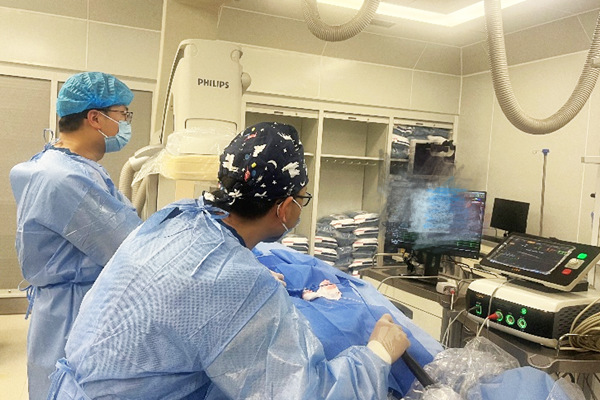 手術(shù)中。重慶松山醫(yī)院供圖