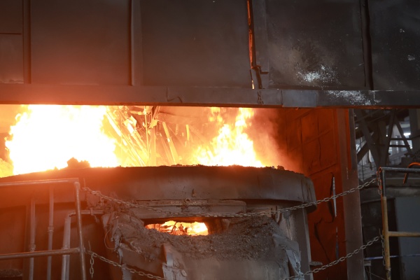 非法槍支及管制刀具銷毀現(xiàn)場(chǎng)。重慶市公安局治安管理總隊(duì)供圖