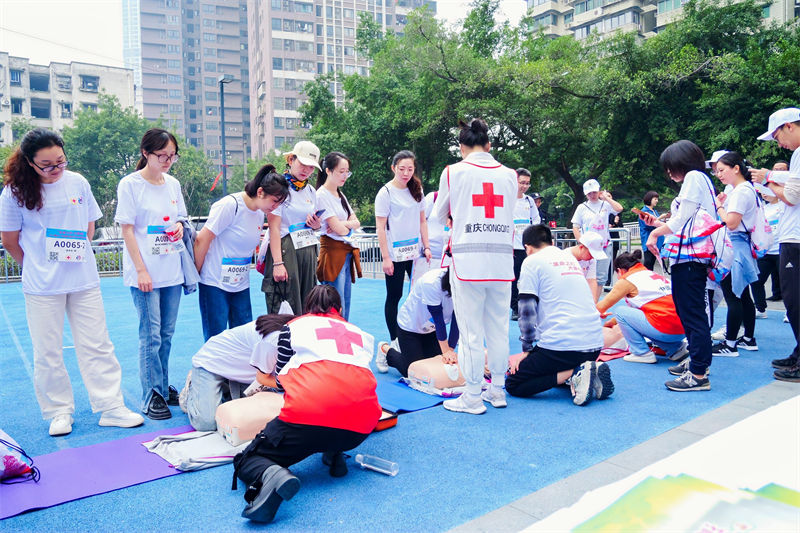 運(yùn)動員則通過知識科普，了解心肺復(fù)蘇、海姆立克急救法等急救技巧