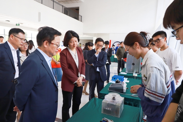 與會(huì)嘉賓參觀該校新時(shí)代人才培養(yǎng)成果展。重慶理工大學(xué)供圖