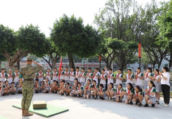 歇臺子小學開展軍事訓(xùn)練活動。 歇臺子小學供圖