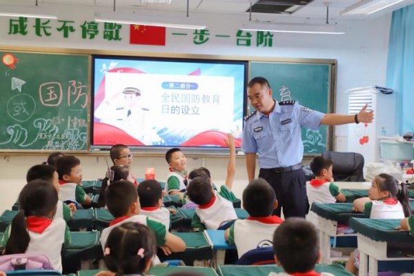 國防校外輔導(dǎo)員進校園。歇臺子小學供圖