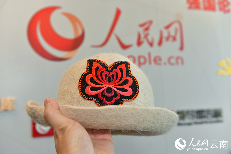 融入元謀彝族搟氈技藝與彝族刺繡制作的產(chǎn)品。人民網(wǎng)記者 任峰濤攝