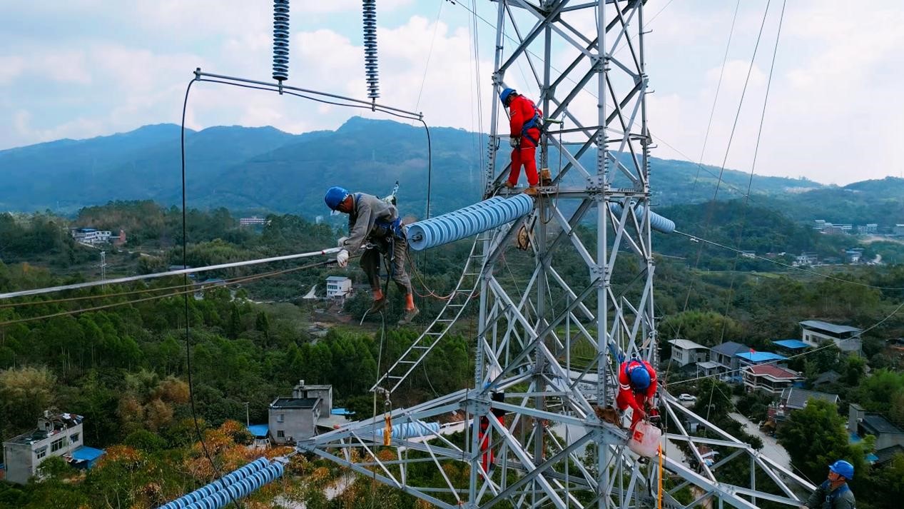 工作人員分工合作，開展塔上作業(yè)。國網(wǎng)重慶永川供電公司供圖