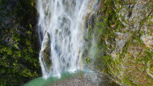 秋日飛瀑點綴峽谷。熊威攝
