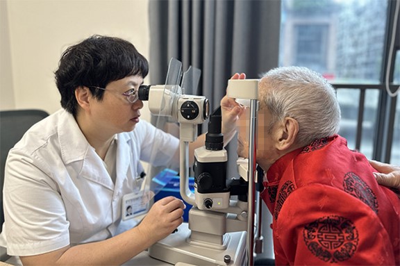 張曉城給老人做眼部檢查。重慶南坪愛爾眼科醫(yī)院供圖