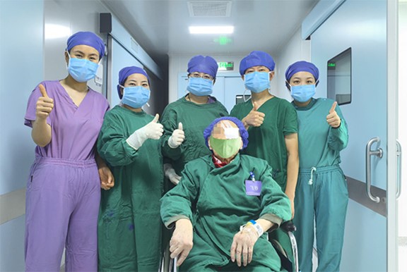 術后合影。重慶南坪愛爾眼科醫(yī)院供圖