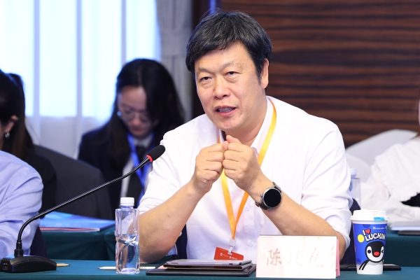 中國科學(xué)院院士、中國地理學(xué)會理事長陳發(fā)虎致辭。主辦方供圖