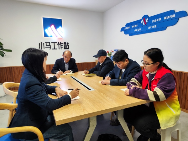 “老馬帶小馬”發(fā)展解紛隊(duì)伍。江北區(qū)委宣傳部供圖