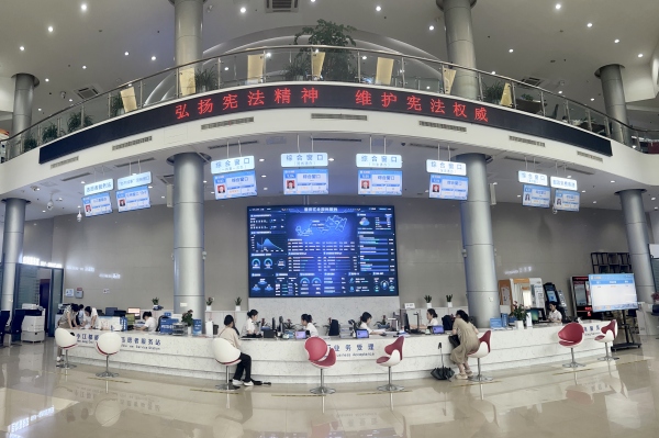 深入推進(jìn)“我陪群眾走流程”，全面提升依法行政水平。江北區(qū)委宣傳部供圖