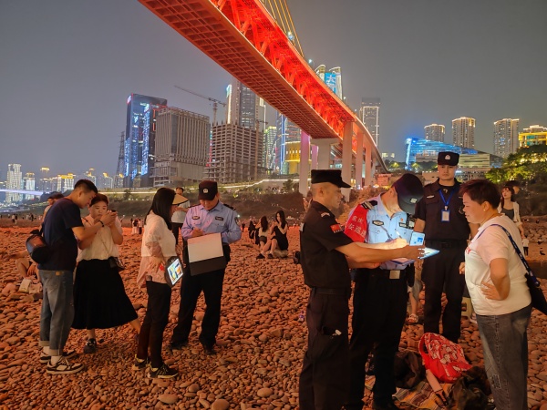 護(hù)航“江灘公園”秩序。江北區(qū)委宣傳部供圖